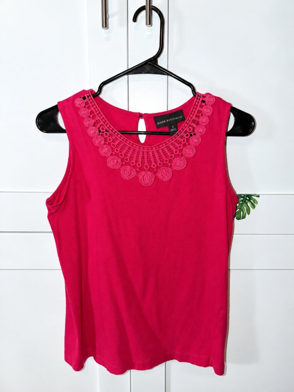 Dana Buchman Fuchsia Pink Crochet Lace Neck Sleeveless Top | Size Small